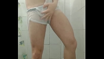 Preview 3 of Lesbian Puplic In Bus - Mr. Grey tomando banho de cueca branca