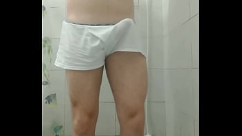 Preview 1 of Lesbian Puplic In Bus - Mr. Grey tomando banho de cueca branca