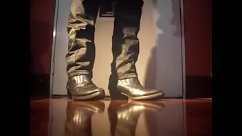 Preview 1 of Jadyn James - Leche sobre mis botas texanas