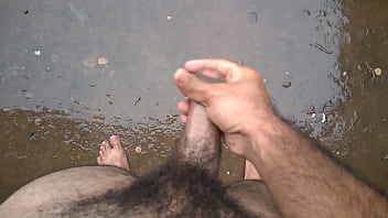 Preview 3 of Hd Family Strokes Com - Peludo de pau duro no quintal POV