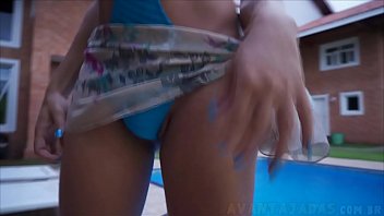 Preview 1 of Gay Dock5 - Luiza Sangalo gata transex na beira da piscina se masturbando