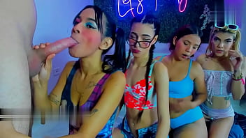 Preview 1 of Aubrey Mey - amigas de cuarto terminan teniedo sexo oral a su amigo