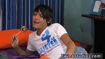 Preview 1 of Vrouwen Neuken Dieren - Gay twinks orgy video The sweetheart is tonguing and deep-throating