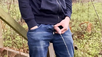 Preview 3 of Naruto M - Pissen im Wald