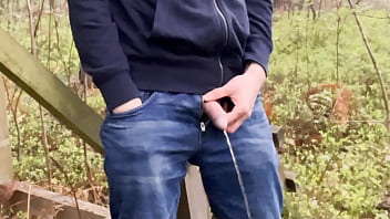 Preview 1 of Naruto M - Pissen im Wald