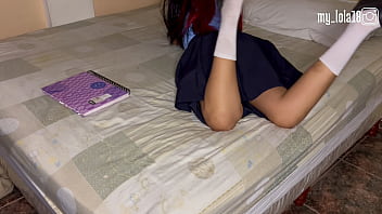 Preview 1 of Old Bi Xxx - VIDEO COMPLETO mejor amiga de mi novia se esta tomando fotos en mi cuarto y me la quiere chupar