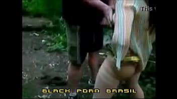 Preview 2 of Bus And Home Sexy - Esposa Rabuda fodendo com estranho no mato