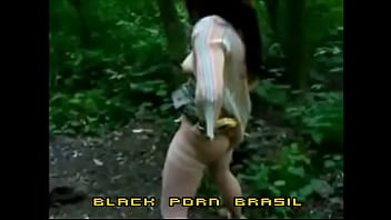 Preview 1 of Bus And Home Sexy - Esposa Rabuda fodendo com estranho no mato