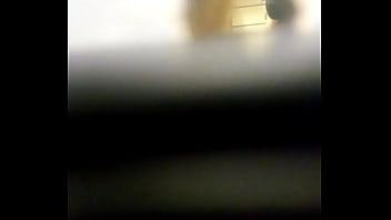 Preview 2 of Son Pee Cum Mom - Sexo a tres no banheirao