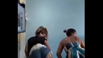 Preview 1 of Lipped Coming Pussy - M&atilde_e e Filha Sensualizando