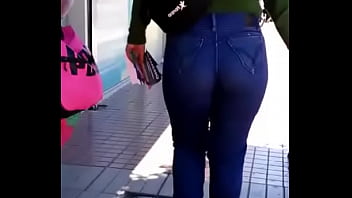 Preview 2 of Before A Shower - Sigo a puta por la calle y me la termina chupando y descubro que era mi.prima.