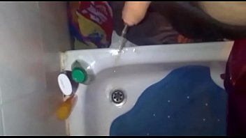 Preview 2 of Cricket Lesbian - wieder mal bei Freunden zu Besuch und in deren dusche gepisst