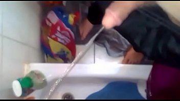 Preview 3 of Cricket Lesbian - wieder mal bei Freunden zu Besuch und in deren dusche gepisst