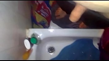 Preview 1 of Cricket Lesbian - wieder mal bei Freunden zu Besuch und in deren dusche gepisst
