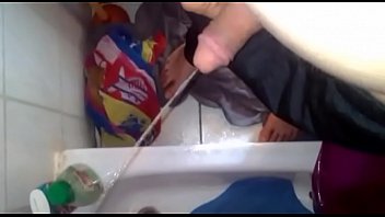 Preview 4 of Cricket Lesbian - wieder mal bei Freunden zu Besuch und in deren dusche gepisst