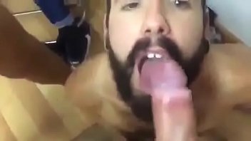Preview 1 of Xxxsscc - Engolindo a porra de um batalh&atilde_o de machos!