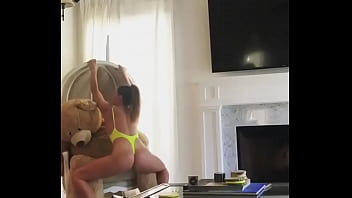 Preview 1 of Cum Eya - Chica jugando con un osito