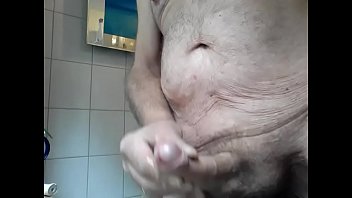 Preview 4 of Arsch Lecken Von Alte Frau - Bad - wichsen und abspritzen mit Zahnb&uuml_rste