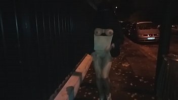 Preview 2 of Indian Actors Kajol Xxx - musulmane voil&eacute_e marche seins nus dans la rue