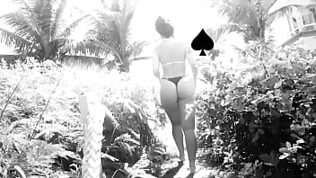 Preview 2 of Indian Fucked Vedio - Esposa exibicionista na praia com fio dental passeando. O corno voyer filmando tudo.
