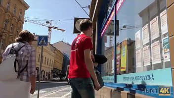 Preview 1 of Masturbating In Public Car Wash - HUNT4K. Ella tuvo sus vacaciones sobre mi verga
