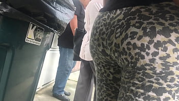 Preview 2 of Xxxbq Is Not Available - Leggins Atigrados - Veterana Culona con Chuchota Marcada