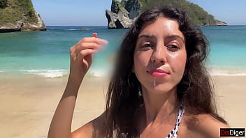 Preview 3 of Desvirgada Con Pene Grueso - Hottie sucks my dick on a public beach and walks along the shore with cum on her face - Cumwalk