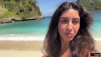 Preview 1 of Desvirgada Con Pene Grueso - Hottie sucks my dick on a public beach and walks along the shore with cum on her face - Cumwalk