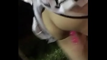 Preview 1 of Cris Miss Xxx - Daniela P. se muestra nuevamente con su filia de exhibicionista pero esta vez con un juguetito en el culo paseando por las aceras del parque de Samanes.