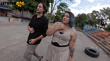 Preview 2 of Real Master - Convenciendo a una chica cerca de la estacion de bus para que grabemos