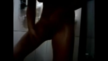 Preview 2 of Tudung 9 - Esposa no banho com vibrador