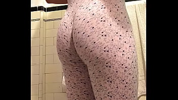 Preview 4 of Zz 60xx - Morena de excelentes curvas follada por el novio hermanastro pero sin pensar quedo registrado en camaras y llega el padrastro y son descubiertos en pleno sexo - Milf latina morrita caliente penetrada por su novio hermanastro.