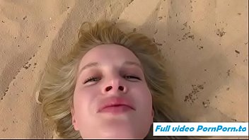 Preview 4 of Flash Looker Room - Girlfriend suck dick in the beach
