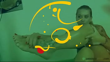 Preview 1 of Pota Pepe - Blonde plays with her feet inside a pool