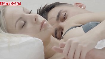 Preview 1 of Desi Girlfriend Ki Xxxxn Videos - Blonde Teen and Boyfriend having morning sex
