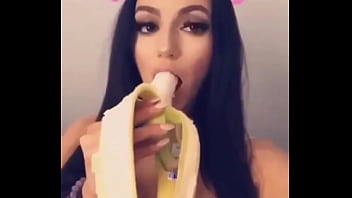 Preview 2 of People Tap - Testando a garganta com uma banana : Instagram: Amanda.figueredo024