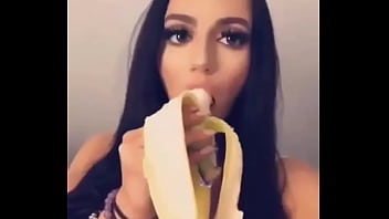 Preview 3 of People Tap - Testando a garganta com uma banana : Instagram: Amanda.figueredo024