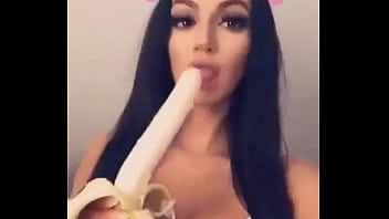 Preview 1 of People Tap - Testando a garganta com uma banana : Instagram: Amanda.figueredo024