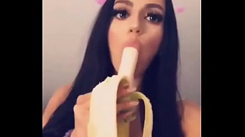 Preview 4 of People Tap - Testando a garganta com uma banana : Instagram: Amanda.figueredo024