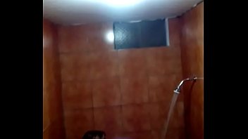 Preview 1 of German Hd Voyeur - peruana en la ducha antes del cache.