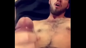 Preview 2 of Vivian Azure Porn - Axl  Novinho Barbudo Gozando
