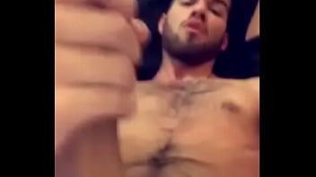 Preview 1 of Vivian Azure Porn - Axl  Novinho Barbudo Gozando