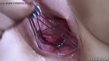 Preview 3 of Mom Fucked In Front Of Daughter - Coroa gostosa se masturbando com um Fouet/batedor de claras