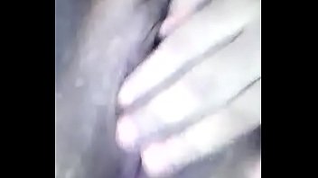 Preview 1 of Desparate Mom - Julieta Metiendose Mano debajo de Las sabanas mientras su h. ve tele