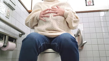 Preview 1 of Curvy Footjob - Secret masturbation in the toilet,  excited married woman：The full video is&rarr_https://www.xvideos.red/channels/aika-frau