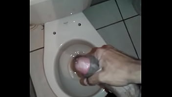 Preview 2 of Noemi R - Batendo uma na banheiro