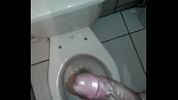 Preview 3 of Noemi R - Batendo uma na banheiro