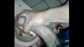 Preview 1 of Noemi R - Batendo uma na banheiro