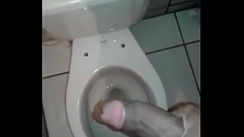 Preview 4 of Noemi R - Batendo uma na banheiro