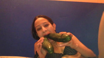 Preview 4 of Masaj Video Xxx 1820 - Pamela Jet Set tragando 2 gruesos pepinos